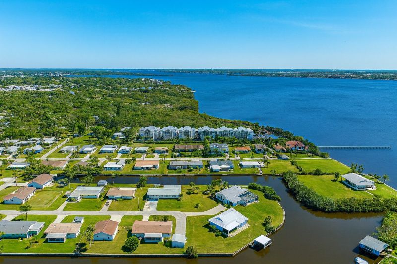 Local Roof Damage Restoration in Ellenton, FL